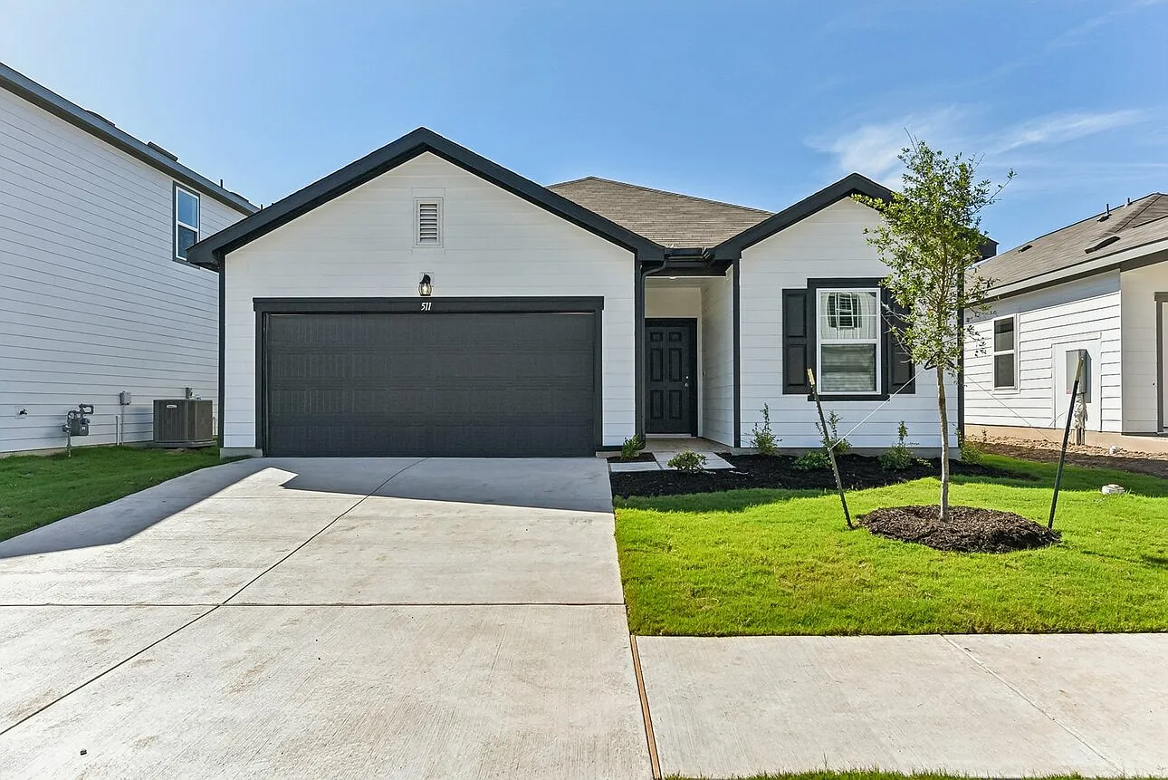 Front view of 100 Fox Haven Rd, Hutto, TX 78634